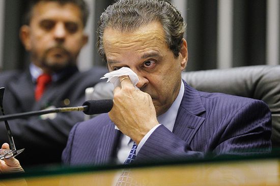 * Em despedida do Congresso após 44 anos, Henrique Alves chora.