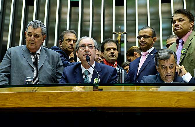 * Novo presidente da Câmara, Cunha quer independência sem prejuízo à governabilidade.