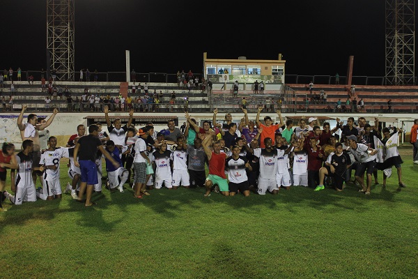 Torcida invadiu o campo para comemorar a permanência na 1ª divisão