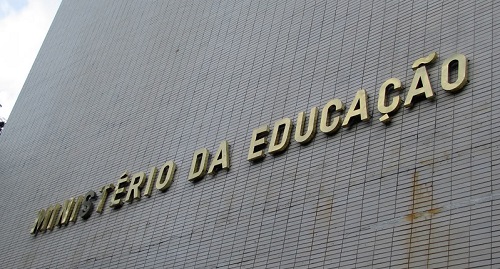 * No pais do Bolsa Família: No ano do lema ‘Pátria Educadora’, MEC perde R$ 10,5 bilhões.
