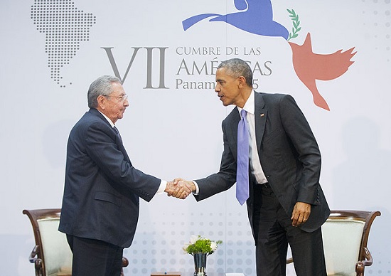 * Obama e Raúl mantêm encontro histórico entre EUA e Cuba.