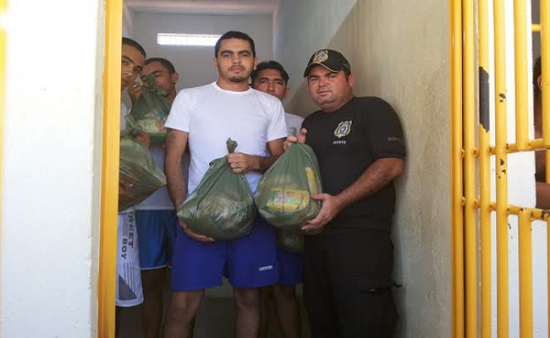 * Familiares de 60 detentos do CDP Apodi recebem cestas básicas arrecadas em show de Aviões do Forró.
