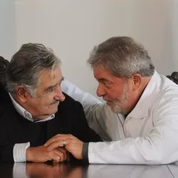 * Ex-presidente do Uruguai nega ter conversado com Lula sobre mensalão.