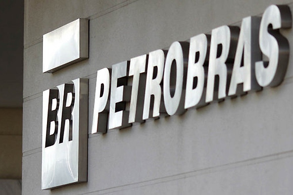 * Petrobras esconde prejuízo de R$ 4 bilhões em balanço.
