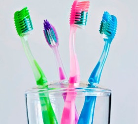 * Aí mata: Escova de dente exposta em banheiro coletivo possui fezes.