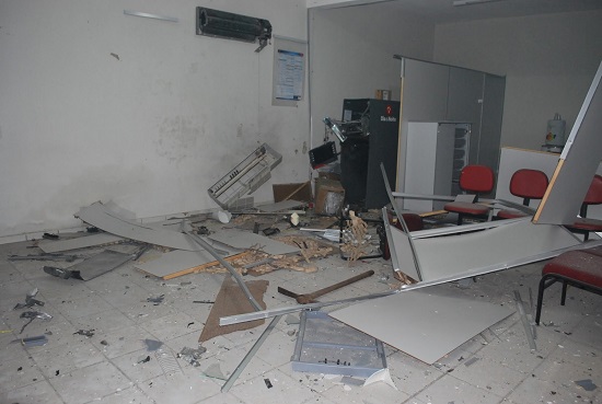 * Bandidos destruíram agência bancária em Angicos.
