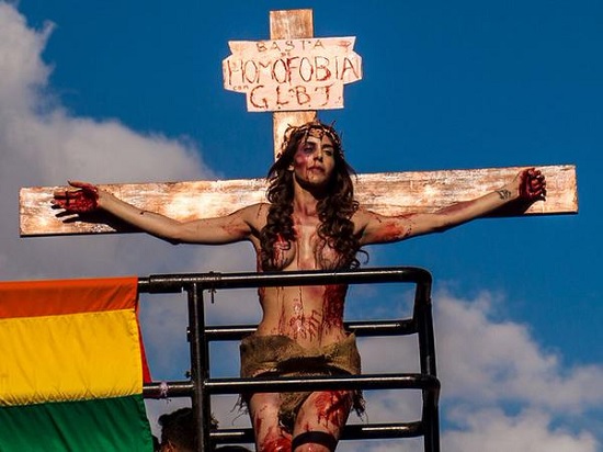 * Aí mata: Transexual ‘crucificada’ na Parada Gay quer indenização de R$ 800 mil.