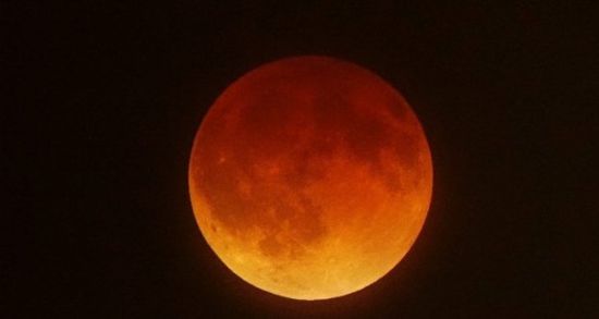 * Eclipse lunar e superlua serão vistos ao mesmo tempo hoje à noite no Brasil.