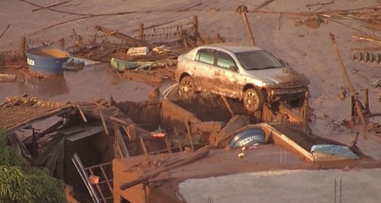 * Tragédia: Barragem se rompe e distrito em MG é inundado.