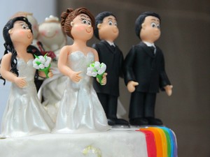* Enquanto isso... Casamentos gays aumentam 31,2% em 2014 no Brasil, diz IBGE.