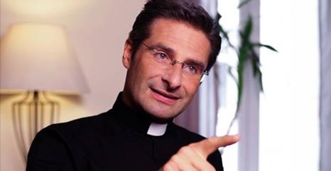 * Padre denuncia que a Igreja católica ‘mata psicologicamente’ os gays.