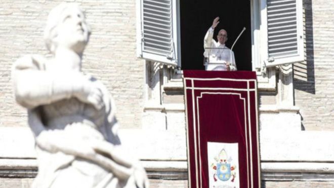 O papa vive em um apartamento modesto no Vaticano