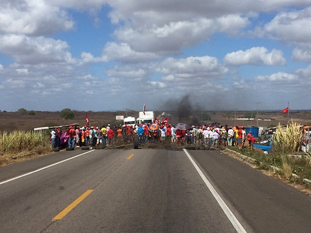 * Manifestantes interditam trechos das BRs 304 e 406 no Rio Grande do Norte.