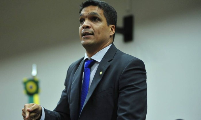* Agora vai: Deputado expulso do PSOL protocola pedido de impeachment de Michel Temer.