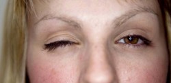 mulher-piscando-os-olhos-1349980032733_615x300