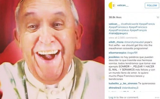 * Está bombando na internet a “quase selfie” do Papa Francisco.