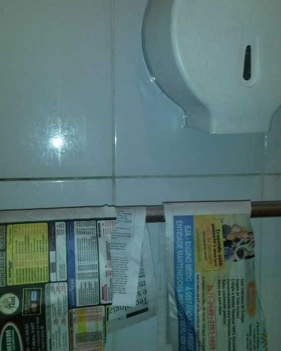 * Eita: Sem papel higiênico, banheiro do Detran oferece jornal para limpeza íntima.