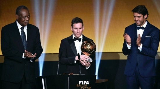 * Messi é eleito o melhor jogador do mundo e ganha quinta Bola de Ouro na carreira.