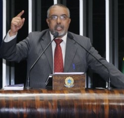 Em discurso na tribuna do Senado, senador Paulo Paim (PT-RS)