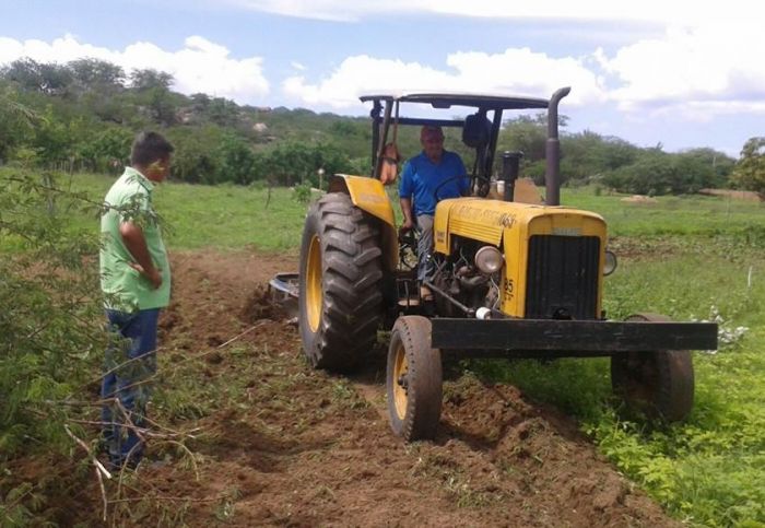 * Parece Caraúbas: Prefeitura de Acari inicia corte de terra na zona rural.