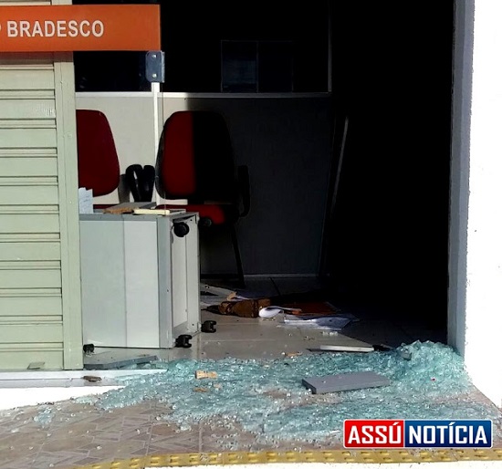 * Mais uma: Bandidos explodiram agência bancária em Paraú.