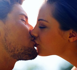 * Cientistas descobriram por que beijamos de olhos fechados.