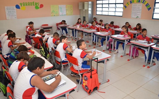 * Educação brasileira no centro de uma guerra ideológica.