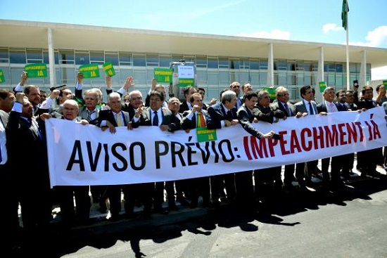 * Oposição faz ato a favor do impeachment de Dilma em frente ao Planalto.