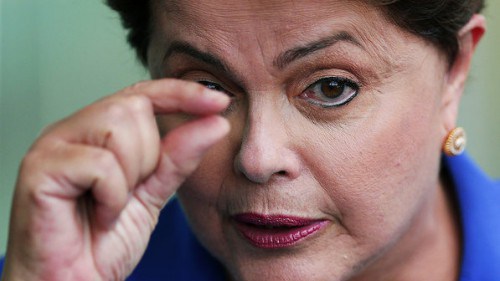 * Ação pede à Justiça corte de metade do salário de Dilma.