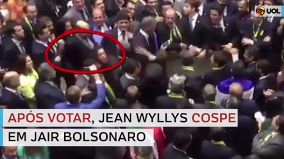 * Jean Wyllys cospe em Bolsonaro durante votação do impeachment,