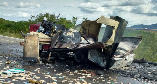* Quadrilha explode carro-forte no Ceará e foge com dinheiro.