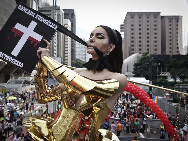 * Confira imagens: Transexual desfila com fantasia crítica à bancada evangélica na Parada Gay.