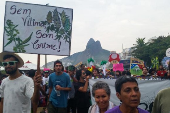 * Marcha da Maconha reúne mais de mil pessoas no Rio.