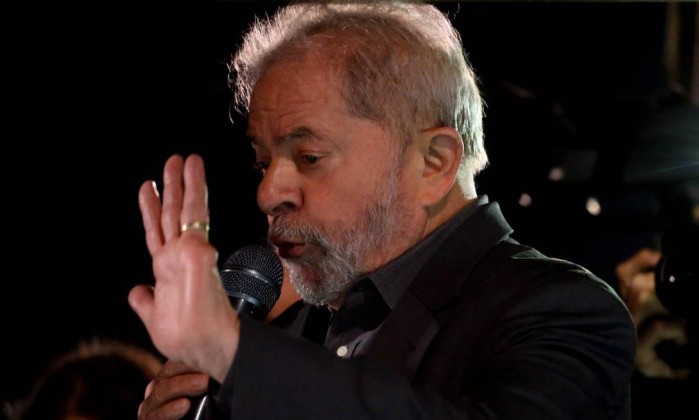 * Reunião do PT entra no 2º dia e Lula visa consenso.