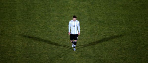* Tribunal espanhol condena o jogador Messi a 21 meses de prisão.