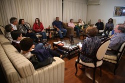 Senadores contrários ao impeachment de Dilma Rousseff reunidos no apartamento da senadora Lídice da Mata