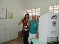 Wober Lopes ao lado da neta-candidata Laura Helena