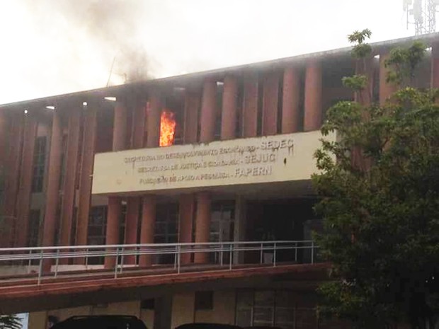 * Princípio de incêndio atinge prédio onde funcionam secretarias do RN.