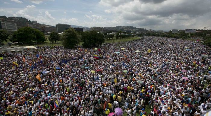 * Não é golpe: “um mar de gente contra maduro na Venezuela”