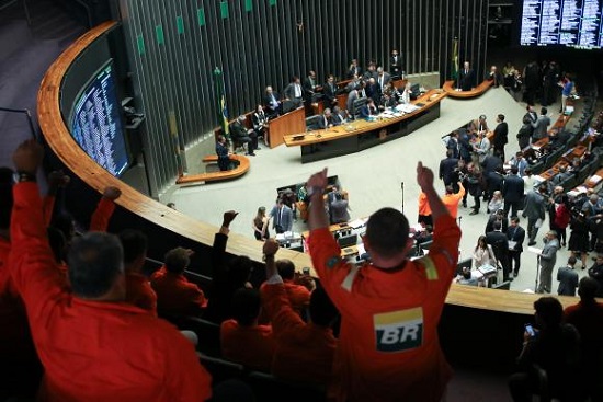 * Câmara derruba obrigatoriedade da Petrobras na exploração do pré-sal.