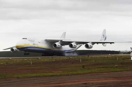* Maior avião do mundo chega ao Brasil e atrai curiosos.