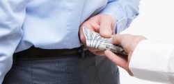 corrupcao-propina-homem-entregando-dinheiro-1458826055355_615x300