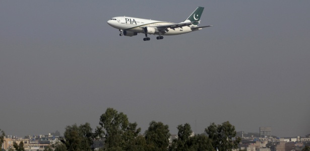 2dez2015---imagem-de-arquivo-mostra-um-aviao-de-passageiros-da-pakistan-international-airlines-pia-1481115232781_615x300