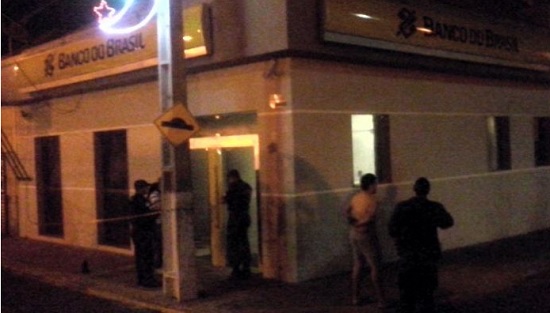 * Bandidos atacam banco em Acari na madrugada.