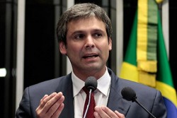 Em discurso na tribuna do Senado, senador Lindbergh Farias (PT-RJ)