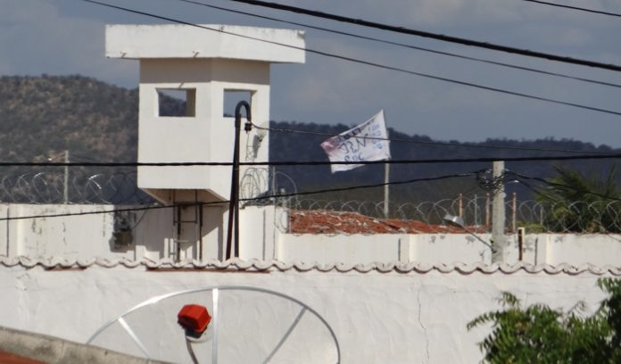 * Presos erguem bandeirão no Pereirão com as siglas do Sindicato do RN e facções aliadas.