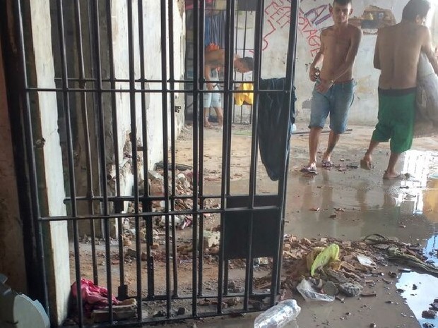 * Presos quebram celas e tentam matar rivais durante motim em cadeia no Ceará.