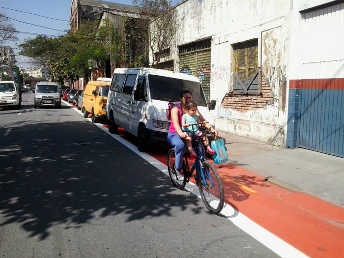 carros-na-ciclovia-mae-com-crianca-na-bicicleta-Foto-Paulo-Preto