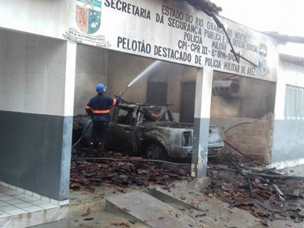 * Bandidos incendeiam prédio da PM em Arez.