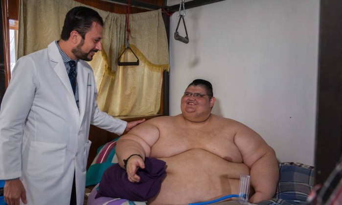 66015952_Mexican-32-year-old-Juan-Pedro-Franco-talks-with-his-doctor-Antonio